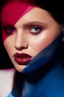 Güzellik yüz makyajı. Ruj ile kız modeli moda portre