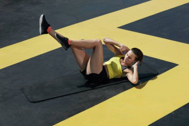 Spor kadın bisiklet crunch egzersiz, fitness egzersiz yapıyor