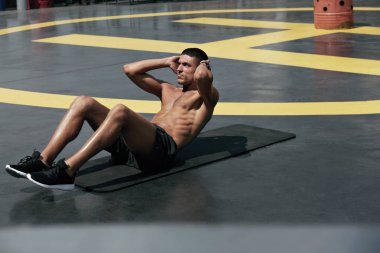 Abs crunches egzersiz yapıyor Spor adam, sokakta fitness egzersiz