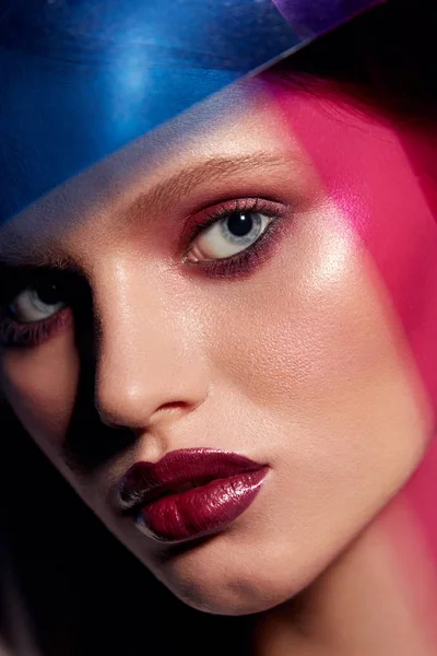 Schönheit Gesicht Make-up. Modeporträt eines Models mit Lippenstift — Stockfoto