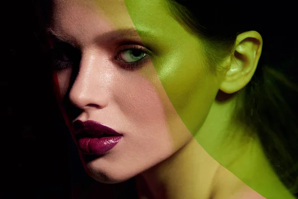 Fashion model with beauty face makeup under green neon color — Stock Photo, Image