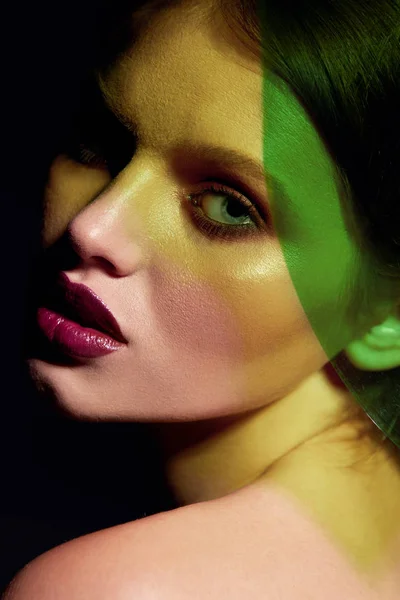 Μοντέλο μόδας με μακιγιάζ προσώπου ομορφιάς κάτω από πράσινο χρώμα νέον — Φωτογραφία Αρχείου