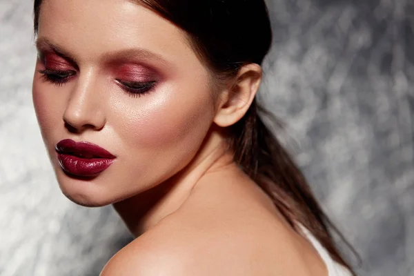 Kosmetický obličej. Dívčí model s okouzlující make-up — Stock fotografie