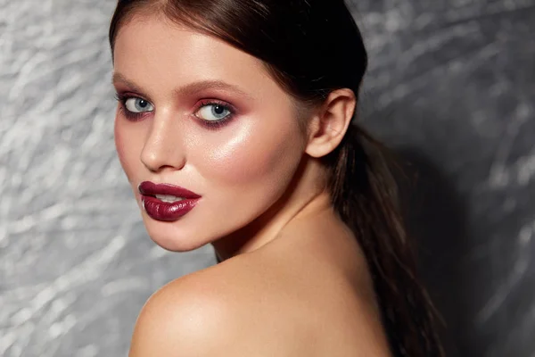 Schoonheid gezicht make-up. Meisje model met glamoureuze make-up portret — Stockfoto