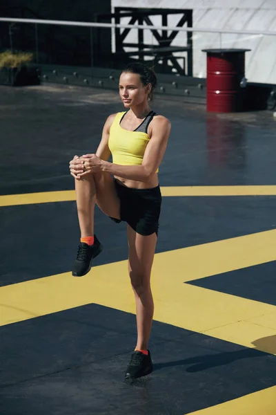 Mujer fitness estirando las piernas antes del entrenamiento al aire libre — Foto de Stock