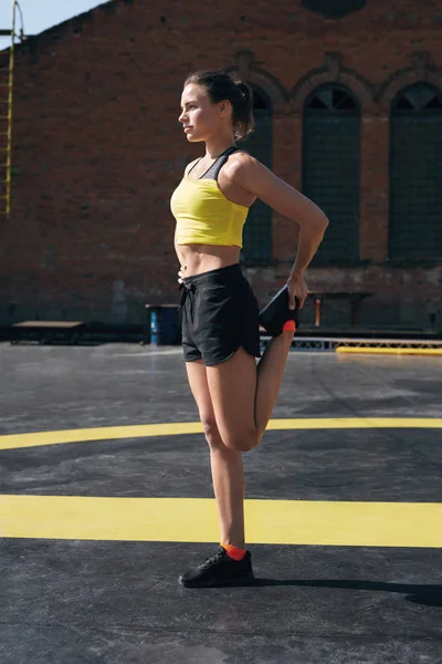 Mulher fitness alongamento pernas antes do treino ao ar livre — Fotografia de Stock