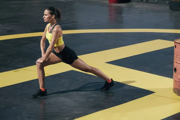 Фитнес-женщина растягивает ноги перед тренировкой на открытом воздухе — стоковое фото