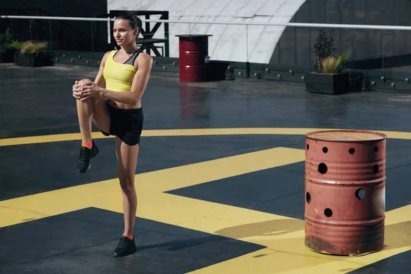 Фитнес-женщина растягивает ноги перед тренировкой на открытом воздухе — стоковое фото