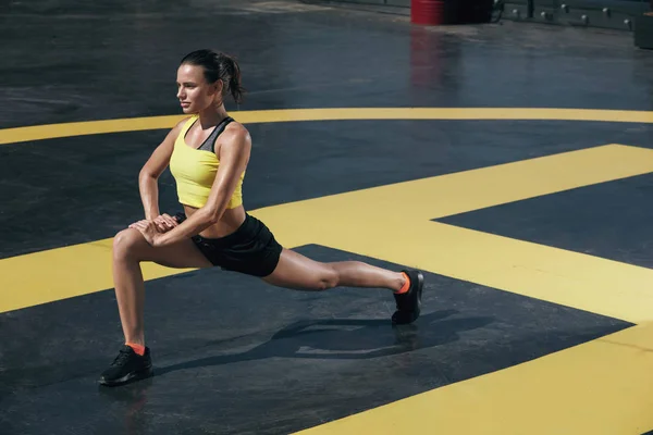 Fitness nő nyújtó lábak edzés előtt a szabadban — Stock Fotó