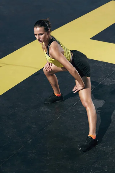 Esporte mulher alongamento pernas, fazendo lado lunge exercício ao ar livre — Fotografia de Stock