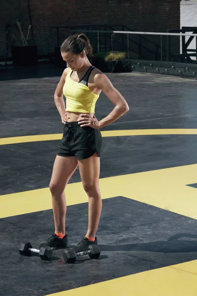 Deporte mujer en ropa deportiva después de entrenar fitness en la calle — Foto de Stock