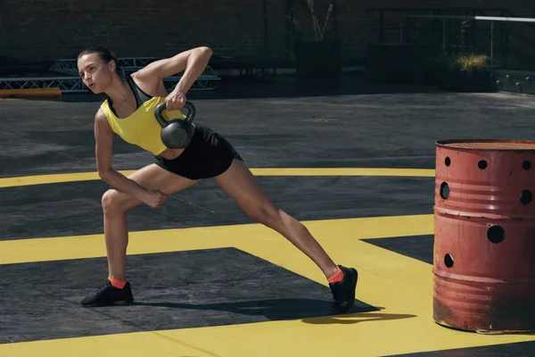 Deporte mujer haciendo ejercicio de espalda entrenamiento con pesas al aire libre —  Fotos de Stock