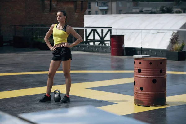 Deporte mujer en ropa deportiva después de entrenar fitness en la calle — Foto de Stock