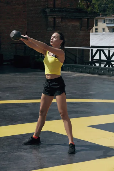 Treino. Esporte mulher fazendo kettbell swing exercício ao ar livre — Fotografia de Stock