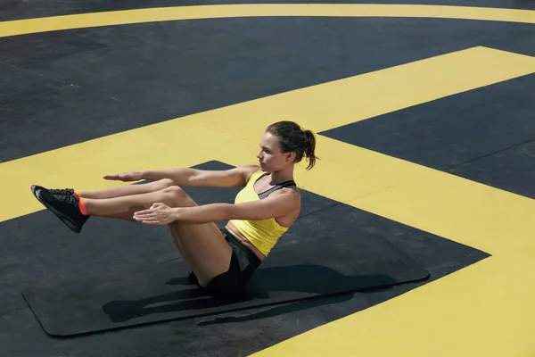 Spor kadın açık spor salonunda abs egzersiz egzersiz yapıyor. Fitness — Stok fotoğraf