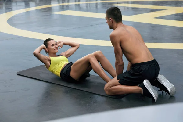Pessoas de fitness fazendo exercícios de abdominais no ginásio ao ar livre. Desporto — Fotografia de Stock