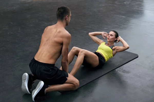 Pessoas de fitness fazendo exercícios de abdominais no ginásio ao ar livre. Desporto — Fotografia de Stock