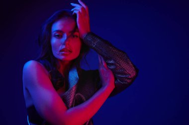 Neon ışıklar da giysi güzellik yüzü ile Moda kadın modeli