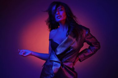 Stüdyoda renkli neon ışıklar üzerinde şık giyim Moda modeli