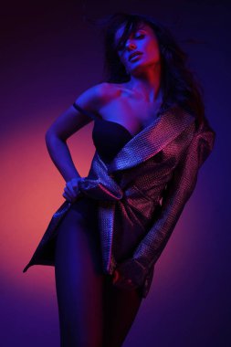Kadın stili. Neon ışıklar şık elbise moda modeli