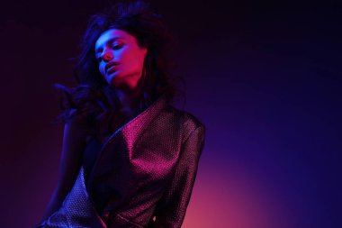 Renkli neon ışık şık giyim yüksek moda kız modeli