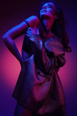 Kadın stili. Neon ışıklar şık elbise moda modeli
