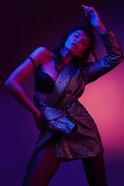 Stil. Neon ışıklar şık giysiler yüksek moda kız modeli