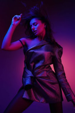 Kadın stili. Neon ışıklar şık elbise moda modeli