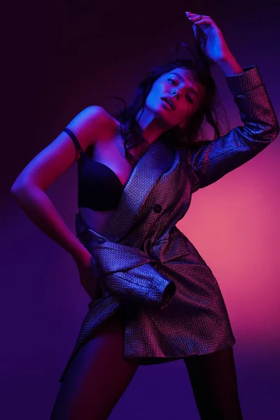 Stylu. High fashion girl model w stylowe ubrania w neonowe światła — Zdjęcie stockowe