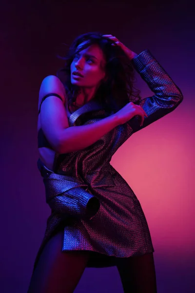 Μόδα γυναίκα μοντέλο σε μοντέρνο φόρεμα σε φως νέον στο στούντιο — Φωτογραφία Αρχείου