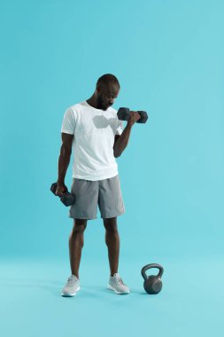 Egzersiz. Spor adam dumbbell pazı egzersiz eğitim yapıyor