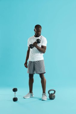 Egzersiz. Spor adam dumbbell pazı egzersiz eğitim yapıyor