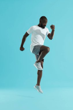 Egzersiz. Spor adam egzersiz, yerinde çalışan, kardiyo eğitim