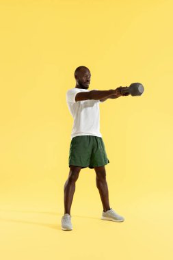 Egzersiz. Kettlebell salıncak egzersizi yapan adam, spor eğitimi