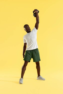 Egzersiz. Kettlebell basın egzersiz, spor eğitimi yapıyor Adam