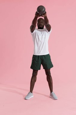 Egzersiz. Kettlebell salıncak egzersizi yapan adam, spor eğitimi