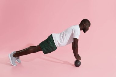 Spor adam egzersiz, kettlebell şınav egzersiz yapıyor