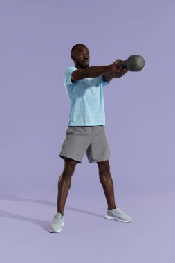 Egzersiz. Kettlebell salıncak egzersizi yapan adam, spor eğitimi
