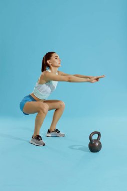 Squats. Spor giyim fitness kadın egzersiz, çömelme yapıyor 