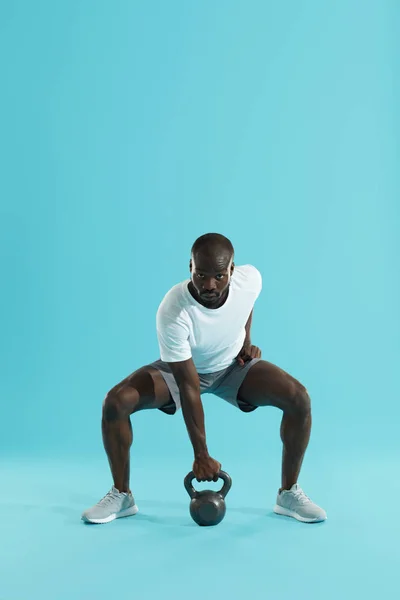 Entrenamiento. Hombre deportivo haciendo Kettlebell entrenamiento de ejercicio — Foto de Stock