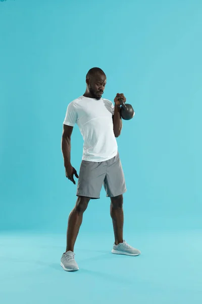 Entrenamiento. Hombre deportivo haciendo Kettlebell entrenamiento de ejercicio — Foto de Stock