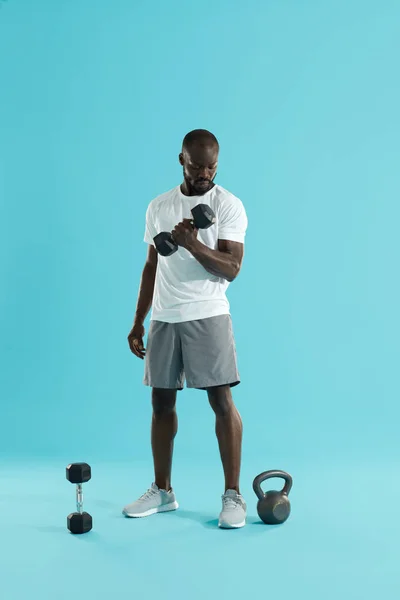 Ejercicio. Hombre deportivo haciendo entrenamiento de bíceps de mancuerna — Foto de Stock