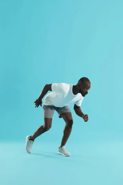 Deporte. Hombre corredor en carrera inicio pose, preparándose para correr — Foto de Stock