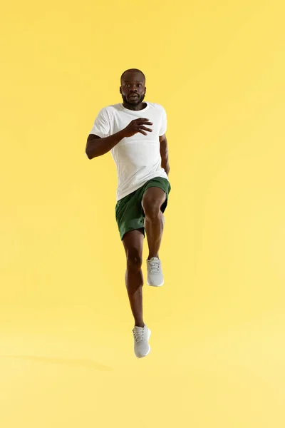 Entrenamiento. Hombre deportivo haciendo ejercicio, corriendo en el lugar, entrenamiento cardiovascular —  Fotos de Stock