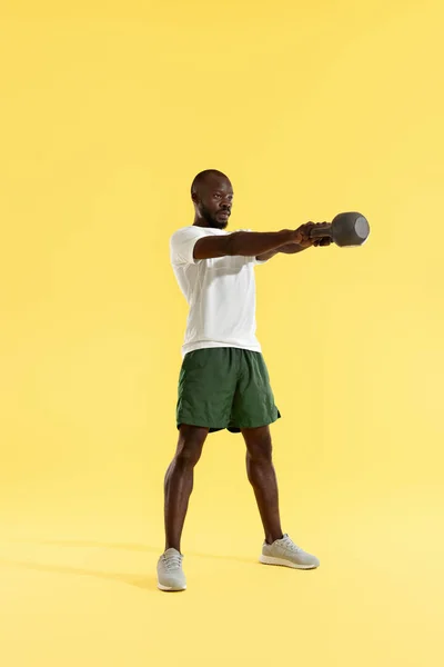 Entrenamiento. Hombre haciendo ejercicio swing kettlebell, entrenamiento deportivo — Foto de Stock