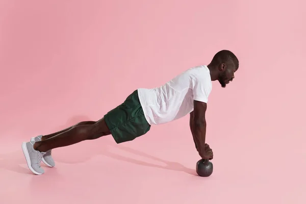 Sport man utövar, gör Kettlebell Push-up Workout — Stockfoto