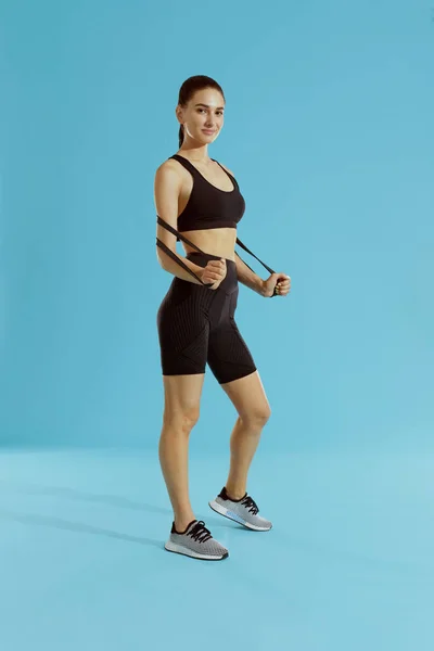 Fitness kvinna med Fit Body i sportkläder på färgglada bakgrund — Stockfoto