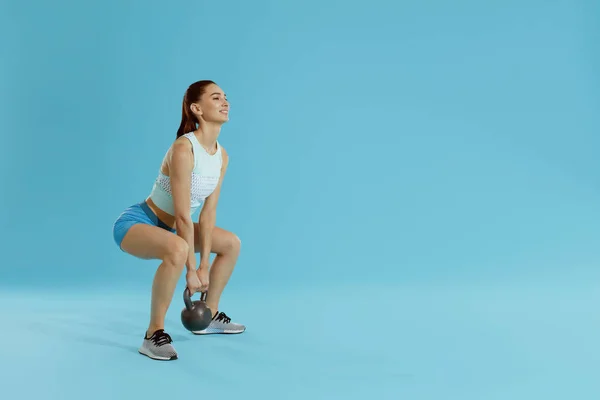 Тренування тіла. Фітнес жінка займається присіданням з тренажерними вагами — стокове фото