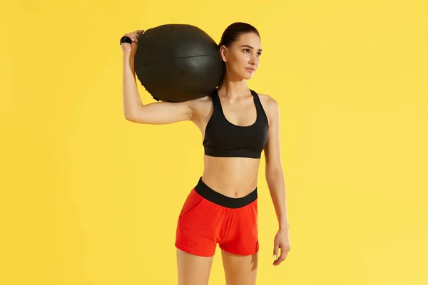 En forme. Femme avec corps en forme en tenue de sport et portrait de balle médicale — Photo