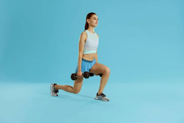 Treino de fitness. Mulher exercitando com peso ginásio no estúdio — Fotografia de Stock